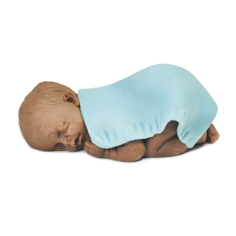 Donkere baby van marsepein met blauw dekentje