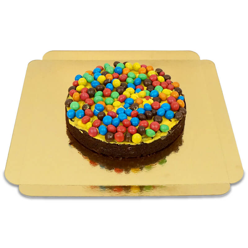 Brownietaart met decoratie van crispy chocolade snoepjes