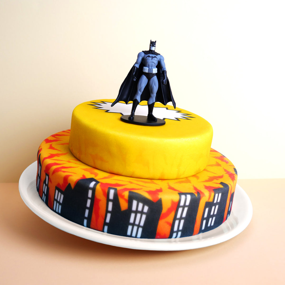 Batman® op tweelaagse comicstad-taart