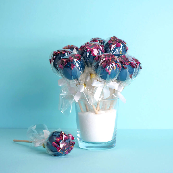 Blauwe cake pops met rozenblaadjes (12 stuks)