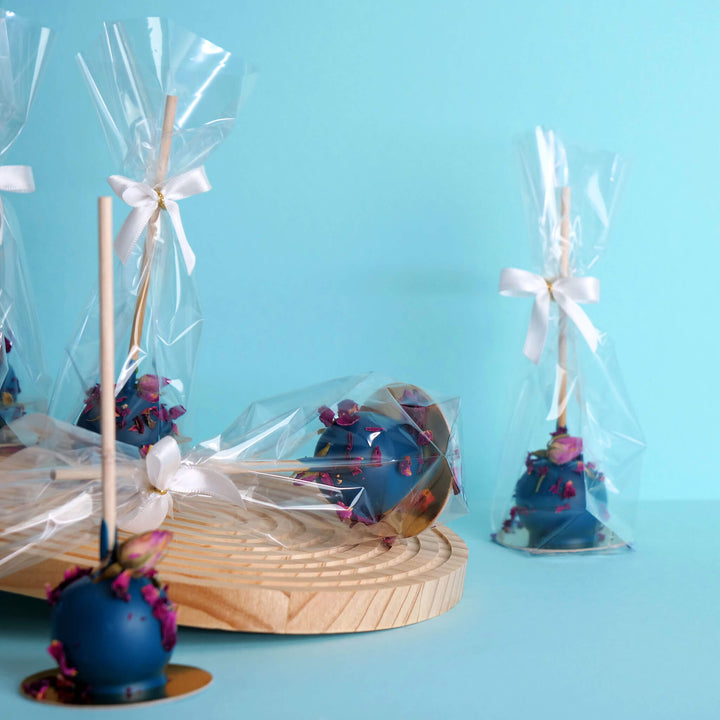 Blauwe deluxe cake pops met rozenblaadjes (10 stuks)