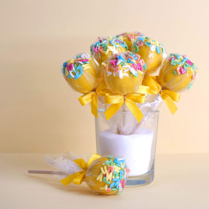 Gele Cake-Pops met letters (12 Stuks)