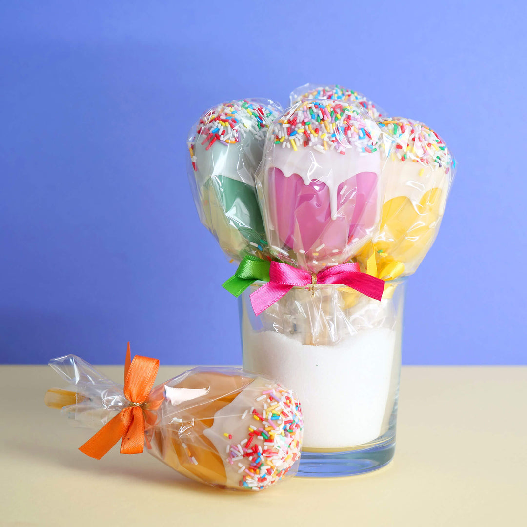 Cakepop ijsjes met gekleurde chocolade (10 stuks)