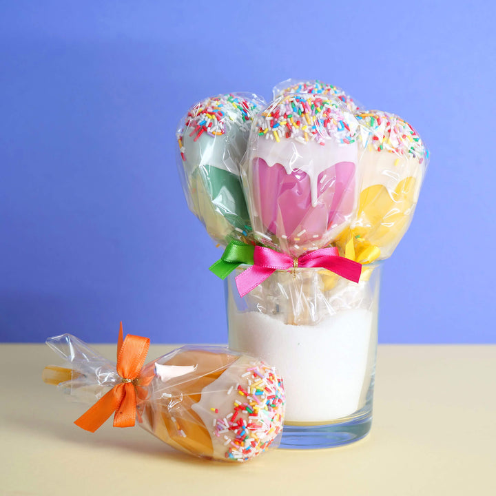 Cakepop ijsjes met gekleurde chocolade (10 stuks)