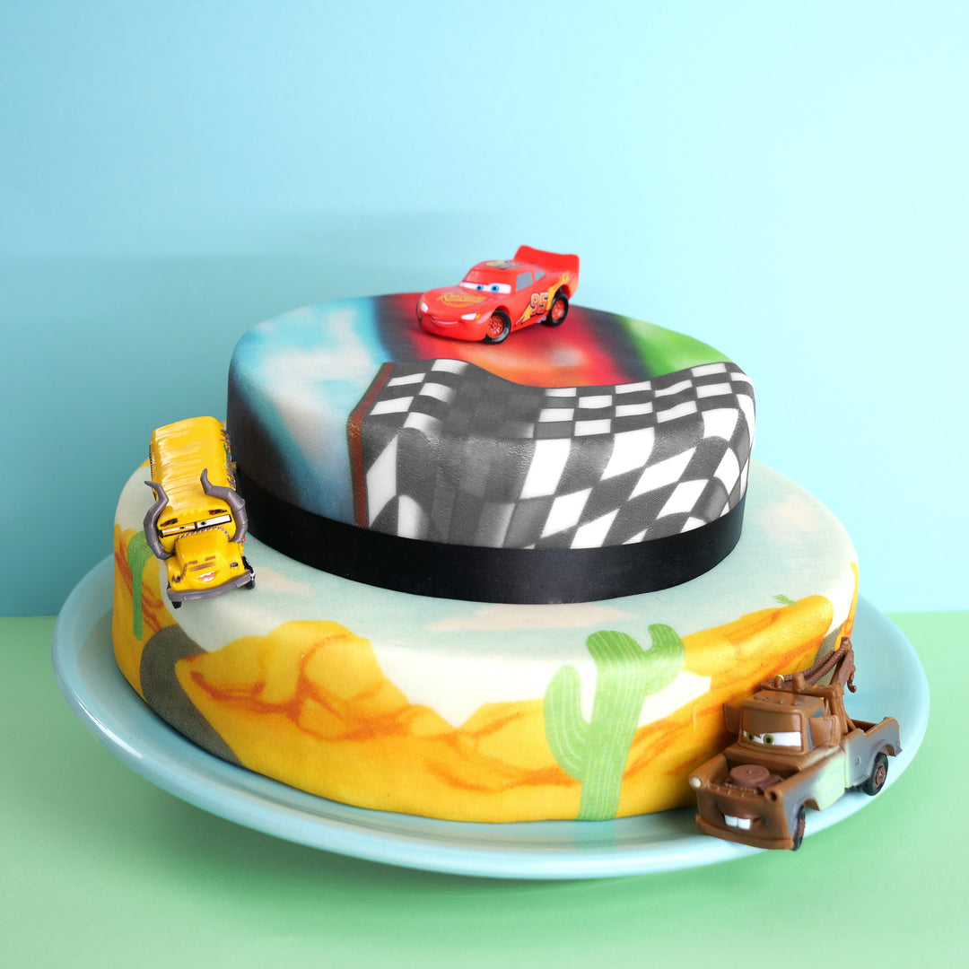 Cars® – Bliksem McQueen, Takel en Miss Fritter op taart met twee verdiepingen in woestijnracethema