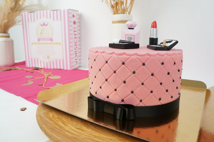Luxe Make-Up taart met zwart lint