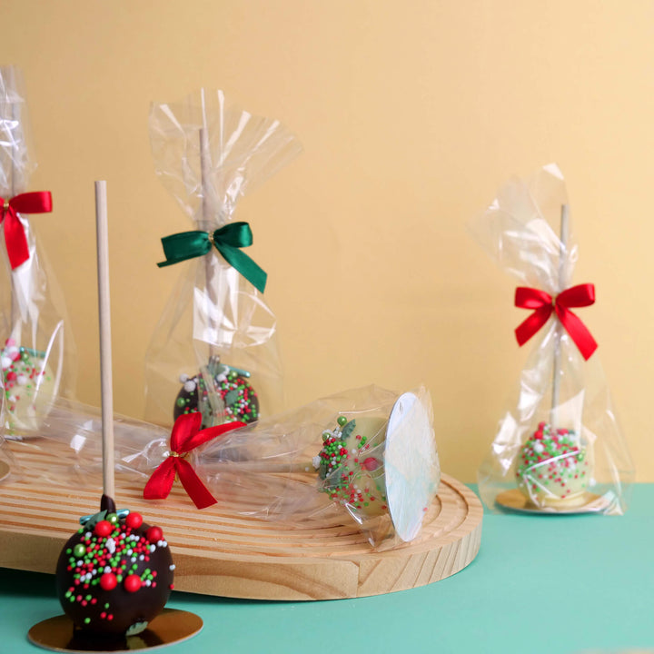 Luxe kerstcake pops met rode en groene sprinkles (10 stuks)