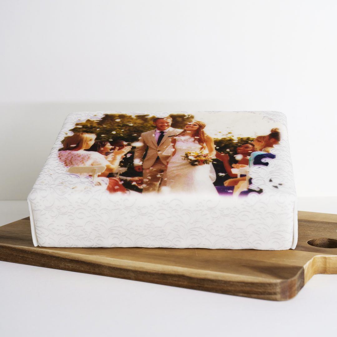 Rechthoekige bruiloftsfototaart met witte ornamenten