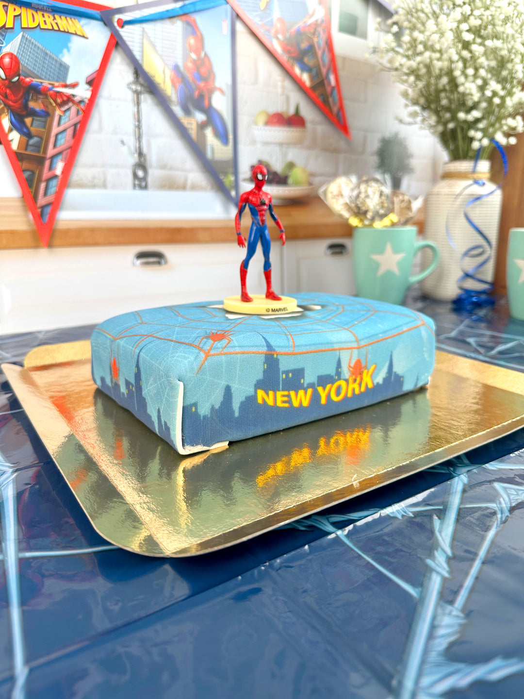 Spiderman® op spinnenweb boven New York taart 