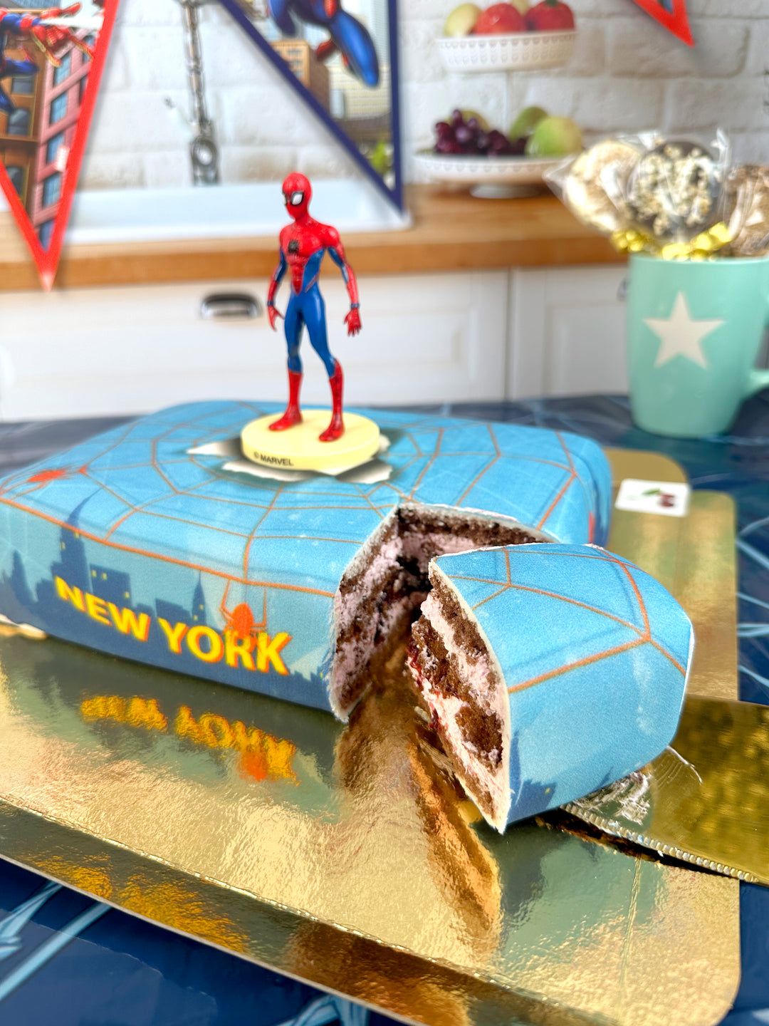 Spiderman® op spinnenweb boven New York taart 