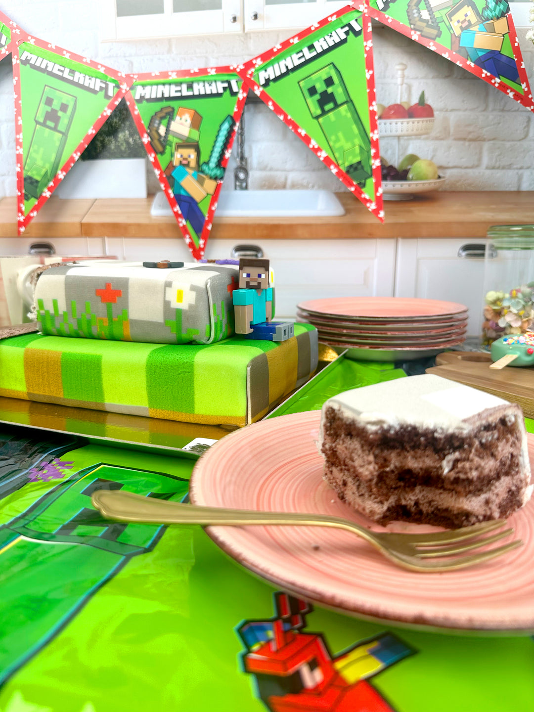 Figuren Minecraft® op tweelaagse spelwereld-taart
