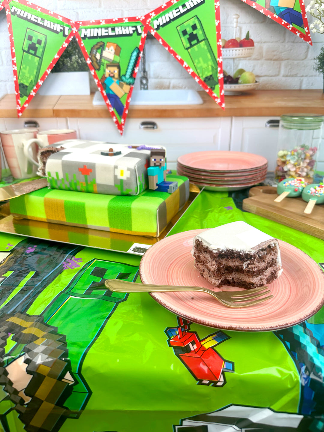 Figuren Minecraft® op tweelaagse spelwereld-taart