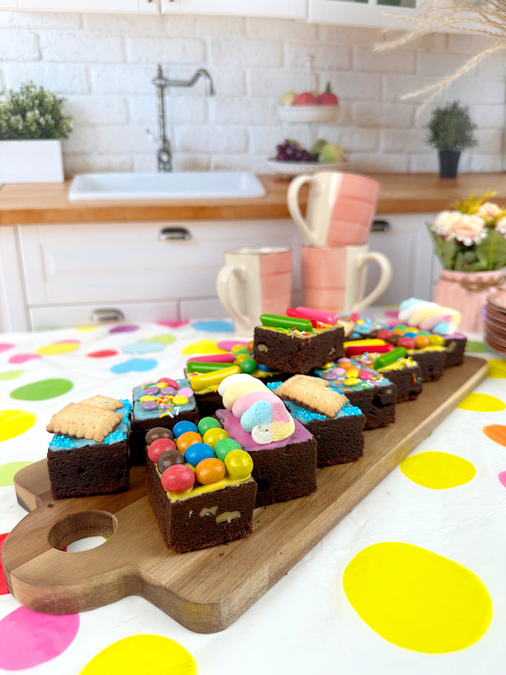 Brownies met kleurrijke decoratiemix (15 stuks)