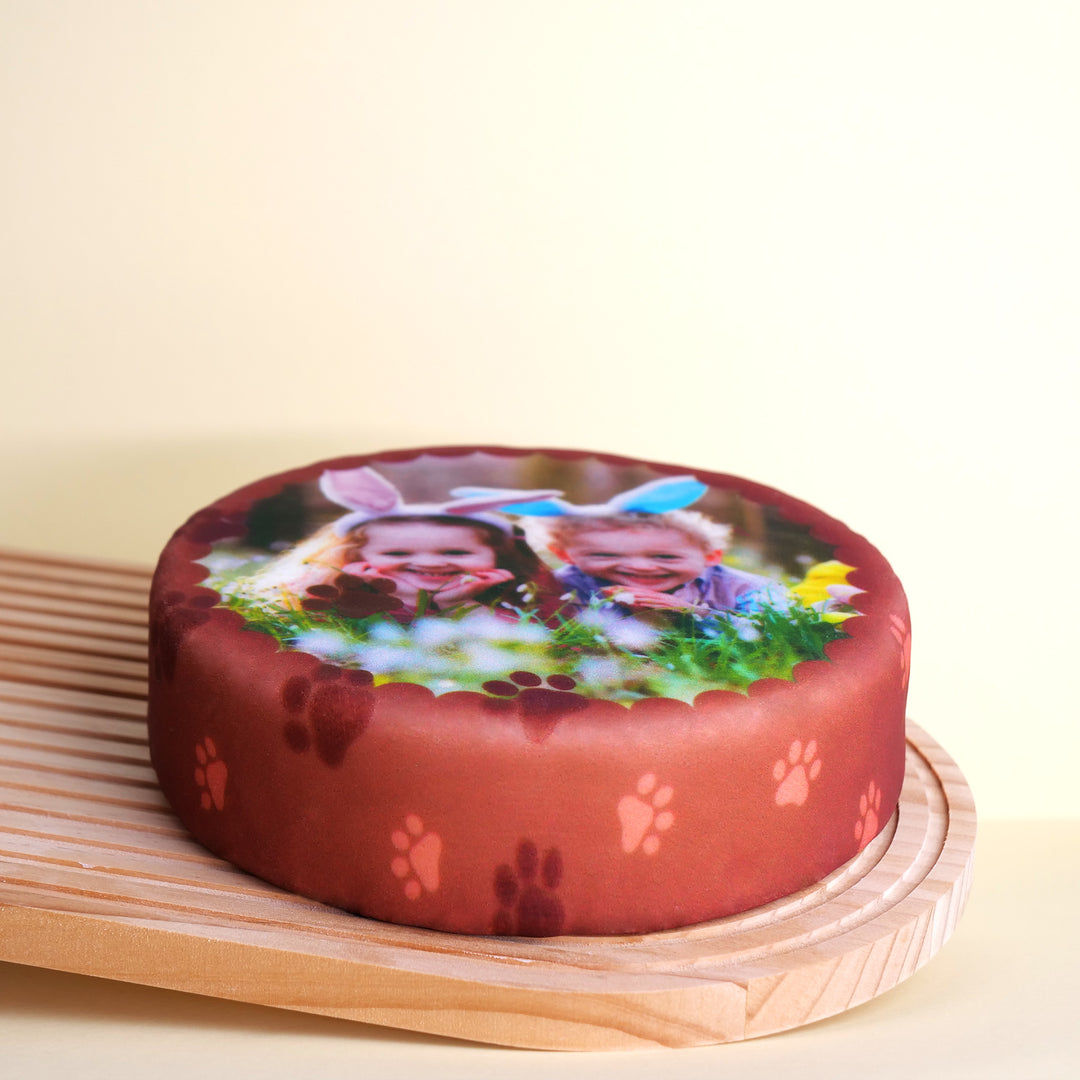 Fototaart met een kader van hondenpootjes, rond