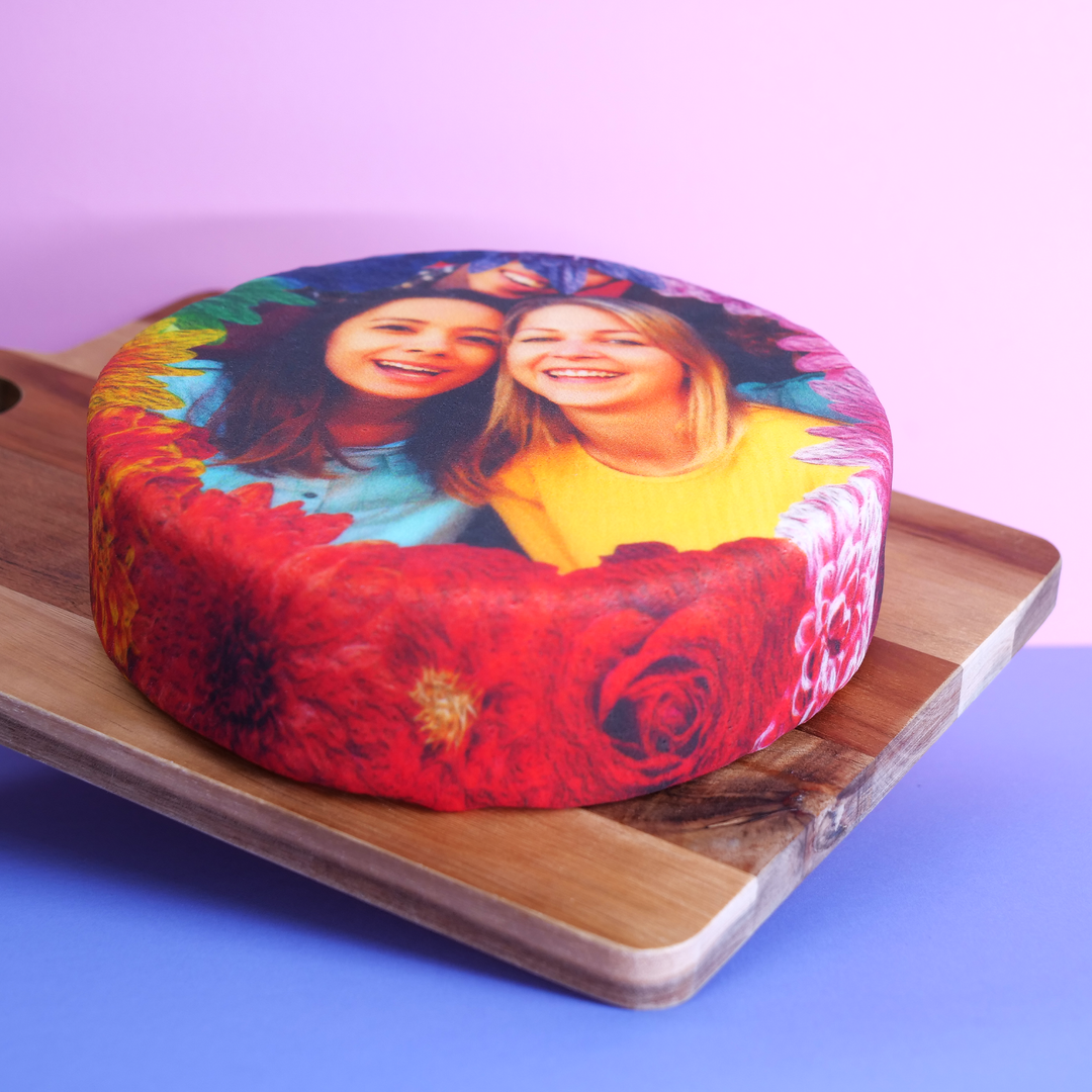Fototaart met kleurrijke bloemenrand, rond