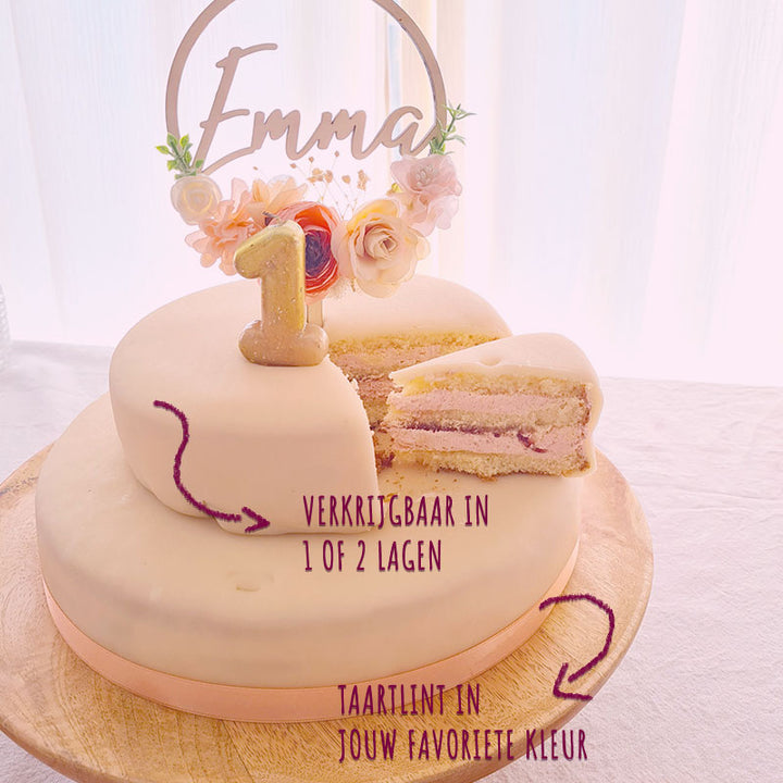 Witte taart met taartenlint