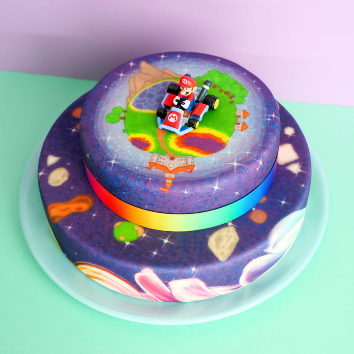 Mario Kart® op een geschilderde planetentaart van twee verdiepingen