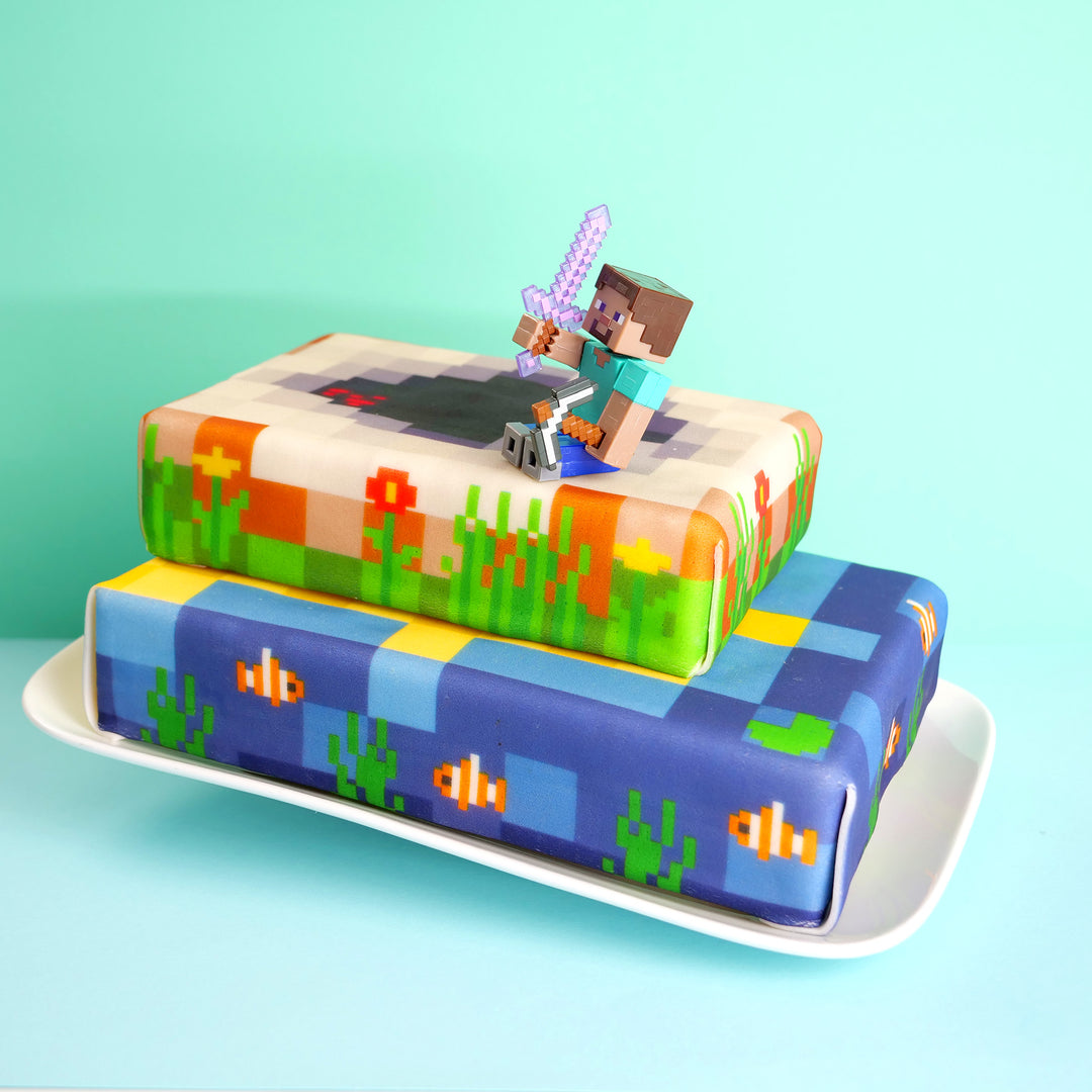 Minecraft®-figuur op taart met twee verdiepingen in kustdesign