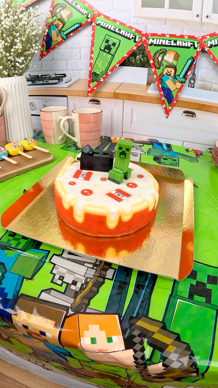 Minecraft® figuur op een ronde TNT taart