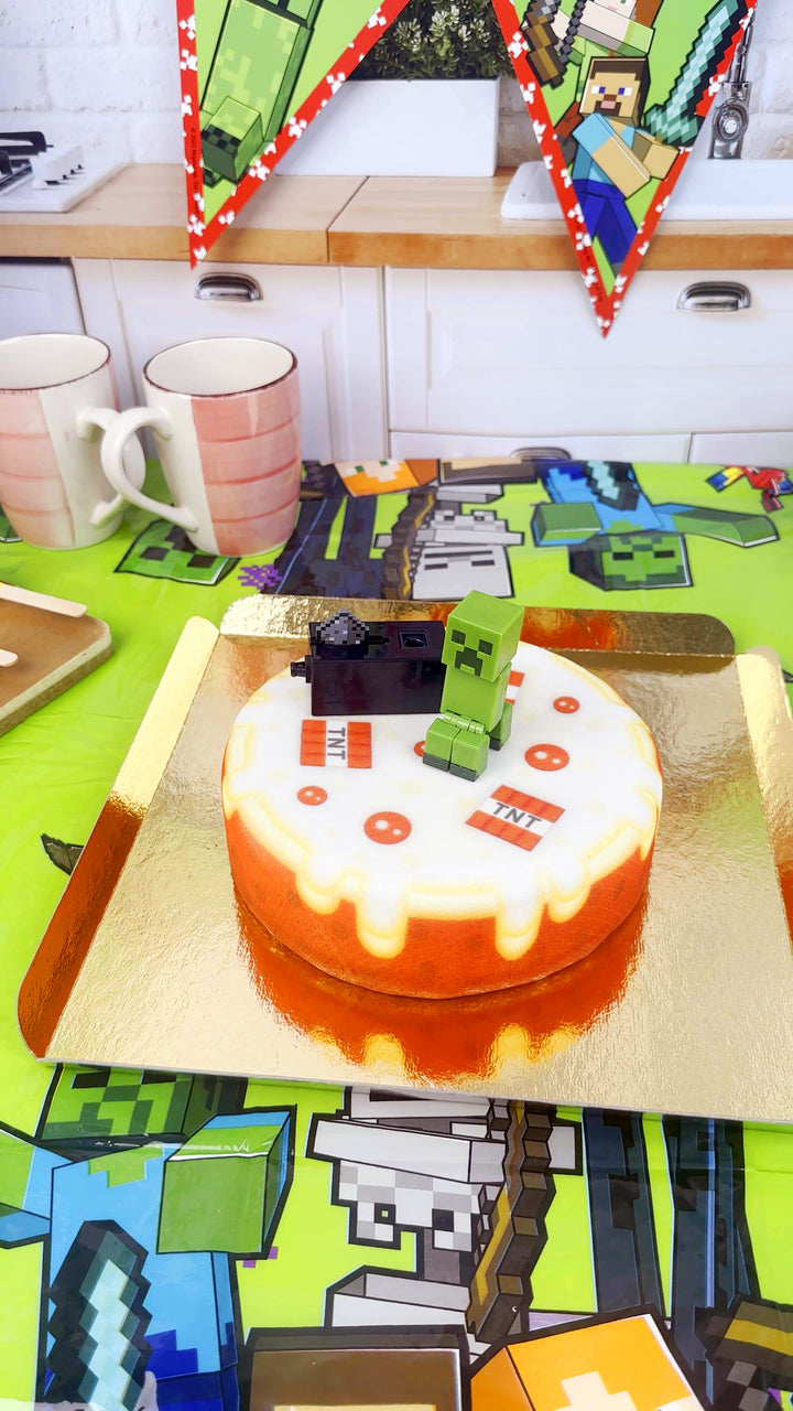 Minecraft® figuur op een ronde TNT taart