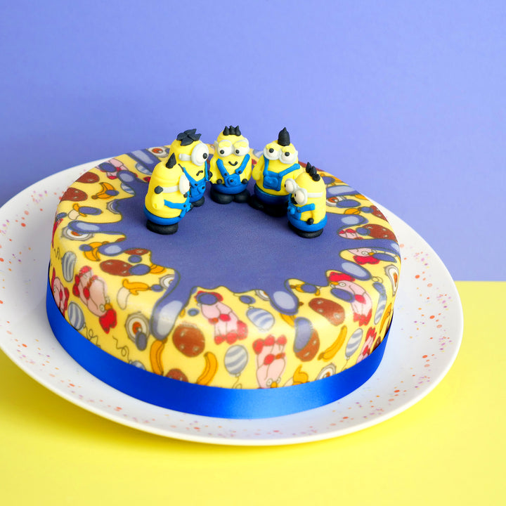 Minions® op een schurkachtig patroon-taart