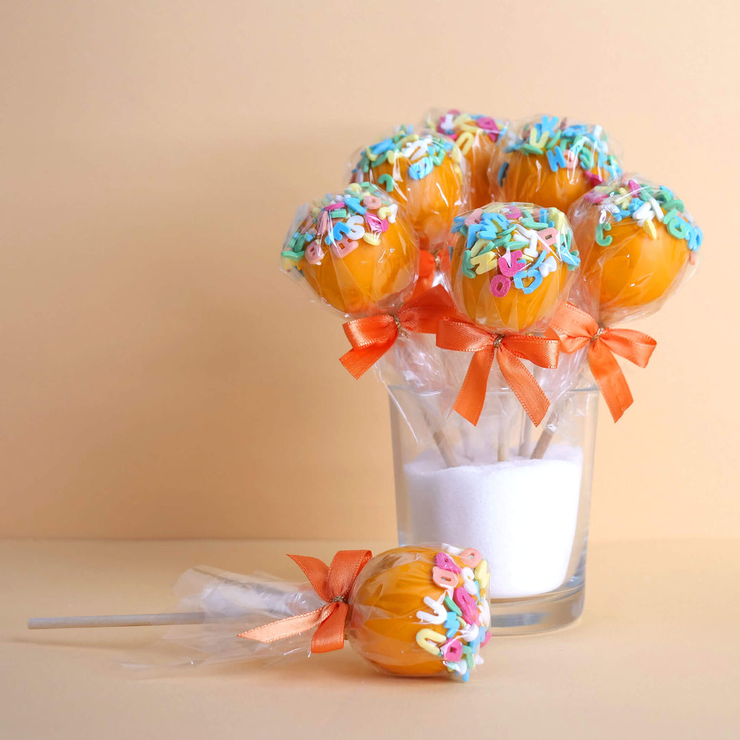 Oranje letter cakepops (12 stuks)