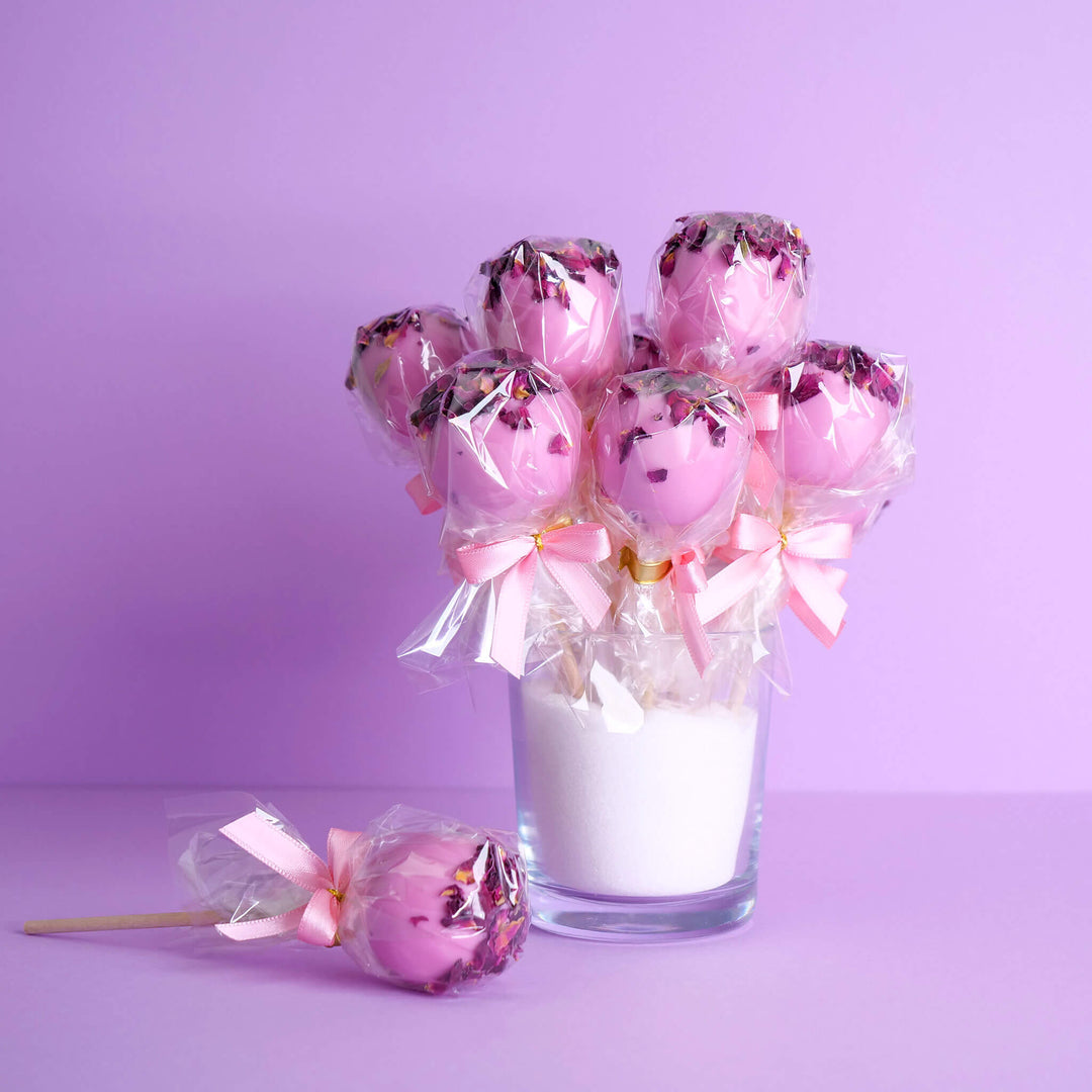 Roze cake pops met rozenblaadjes (12 stuks)