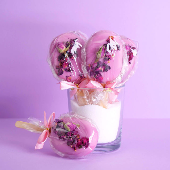 Roze cake pop ijsjes met rozenblaadjes (10 stuks)