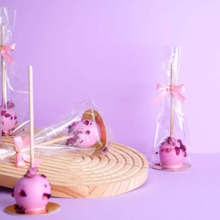 Roze deluxe cake pops met rozenblaadjes (10 stuks)