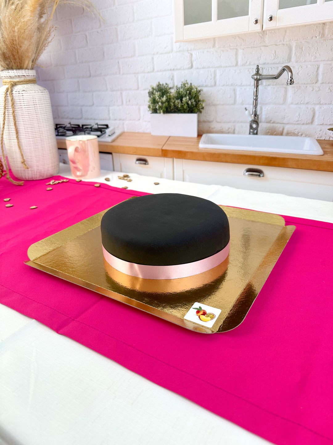 Zwarte taart met taartenlint