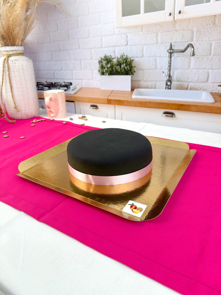 Zwarte taart met taartenlint