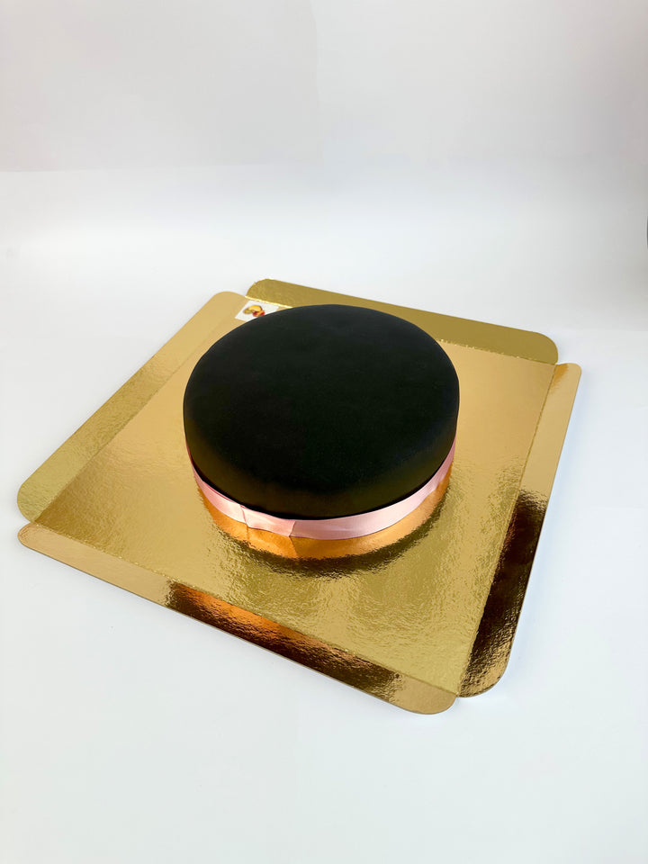 Zwarte taart met taartenlint