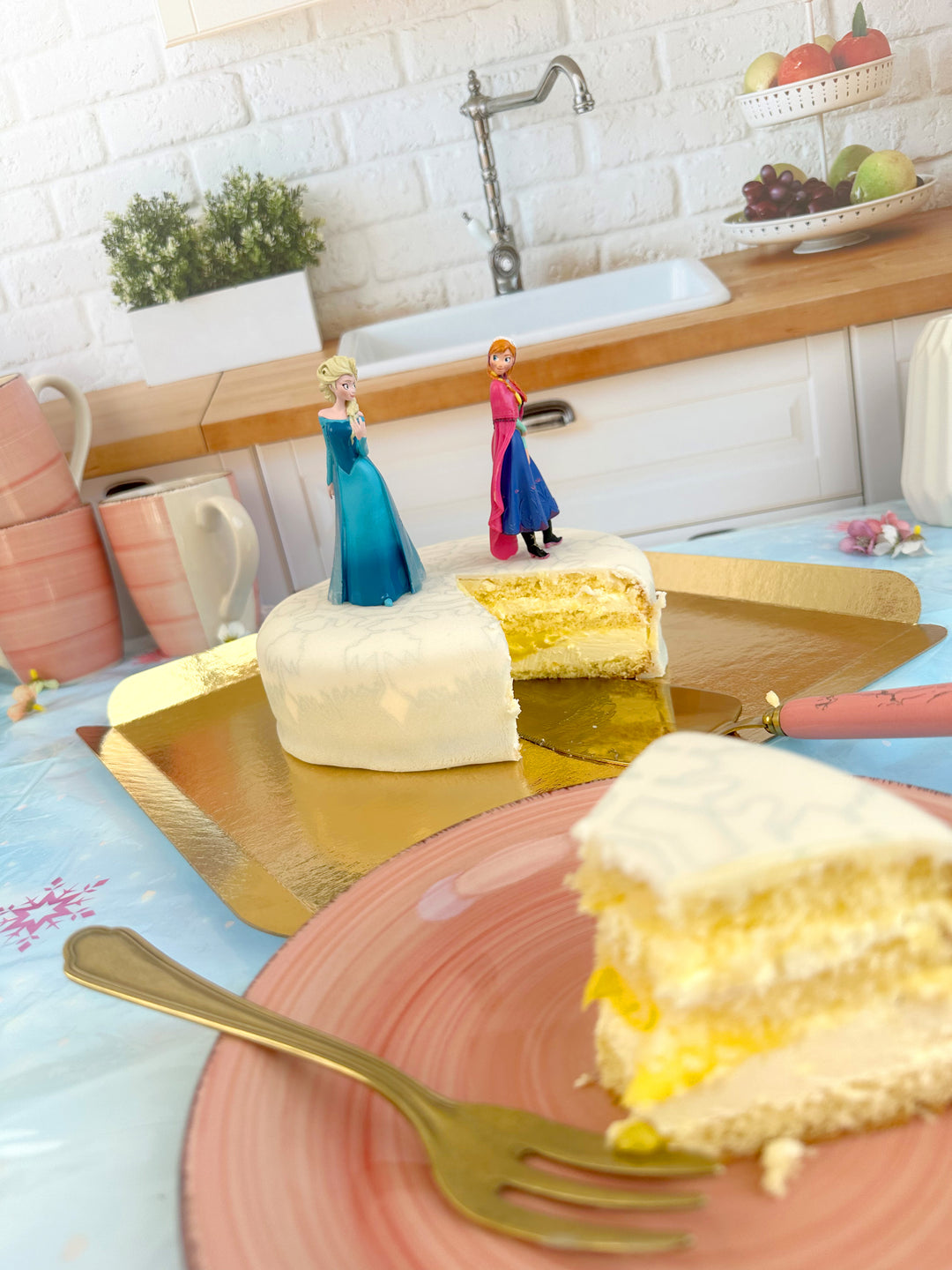 Frozen® Anna® & Elsa® op sneeuwvlok taart