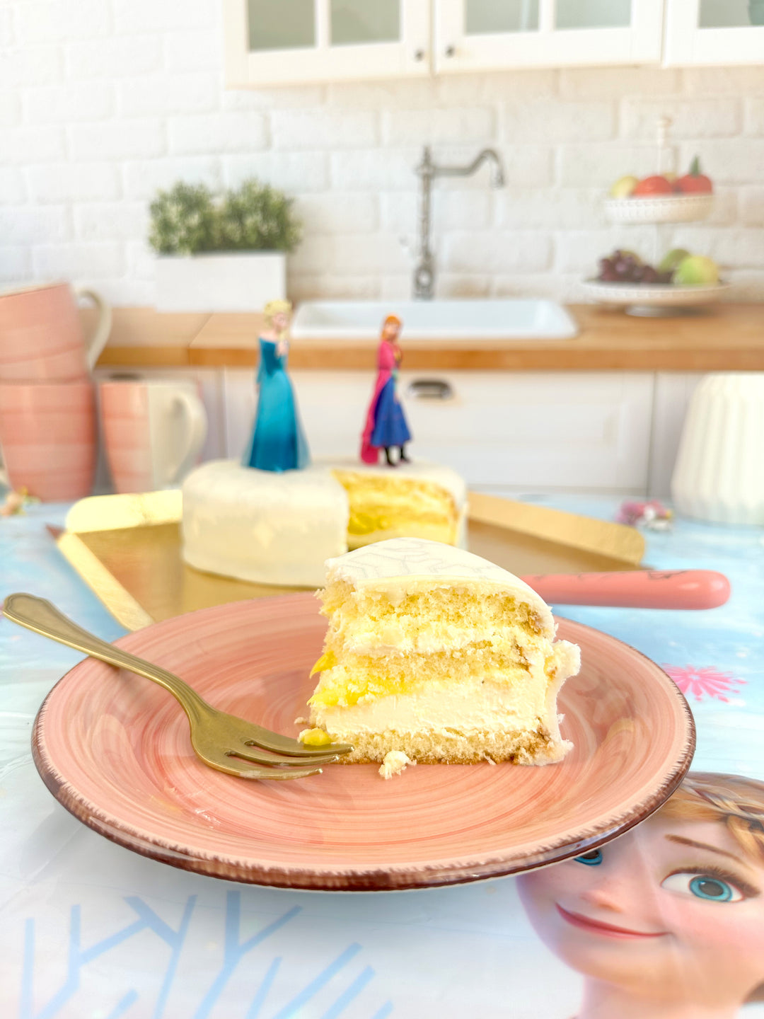 Frozen® Anna® & Elsa® op sneeuwvlok taart