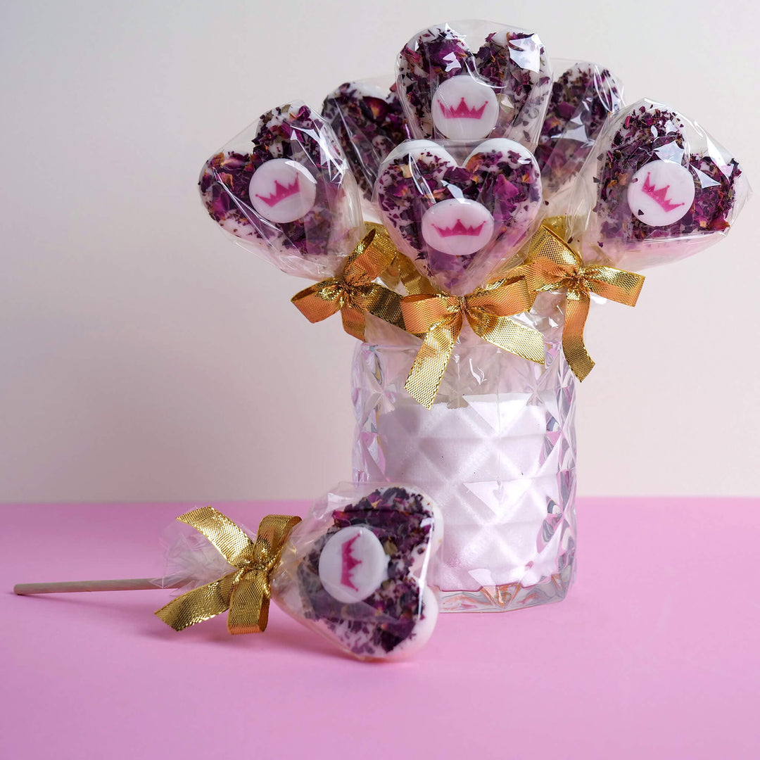 Witte hartlolly's met rozenblaadjes en logo (10 stuks)