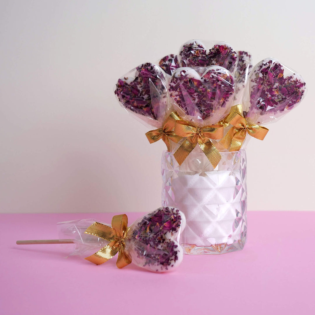 Witte hartlolly's met rozenblaadjes (10 stuks)