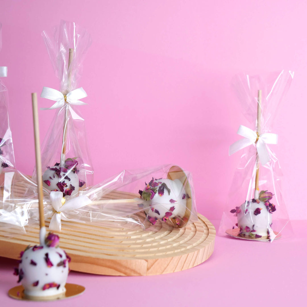 Witte deluxe cake pops met rozenblaadjes (10 stuks)