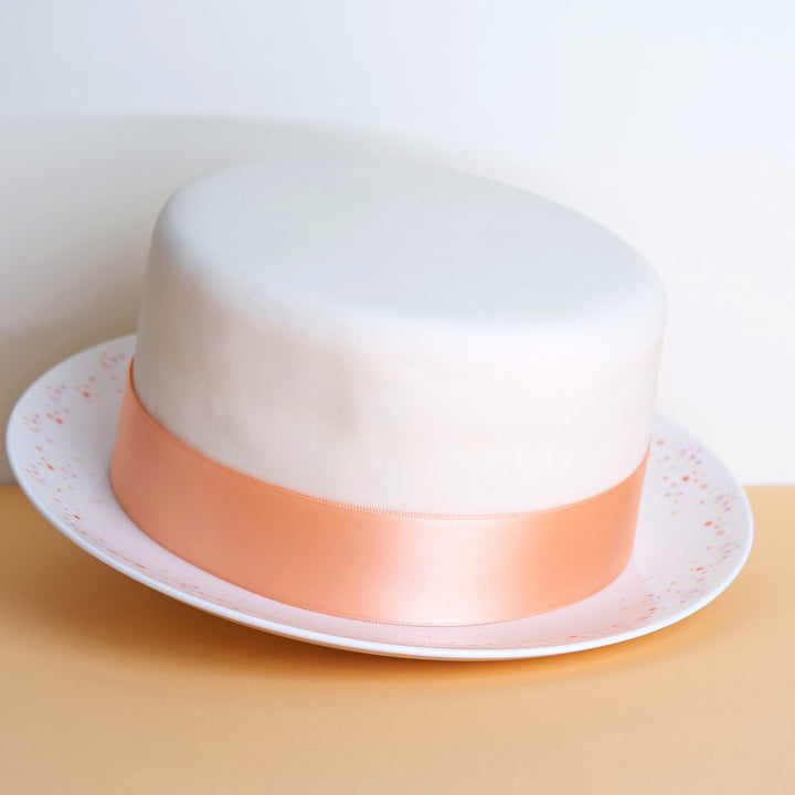 Witte luxe taart met taartenlint