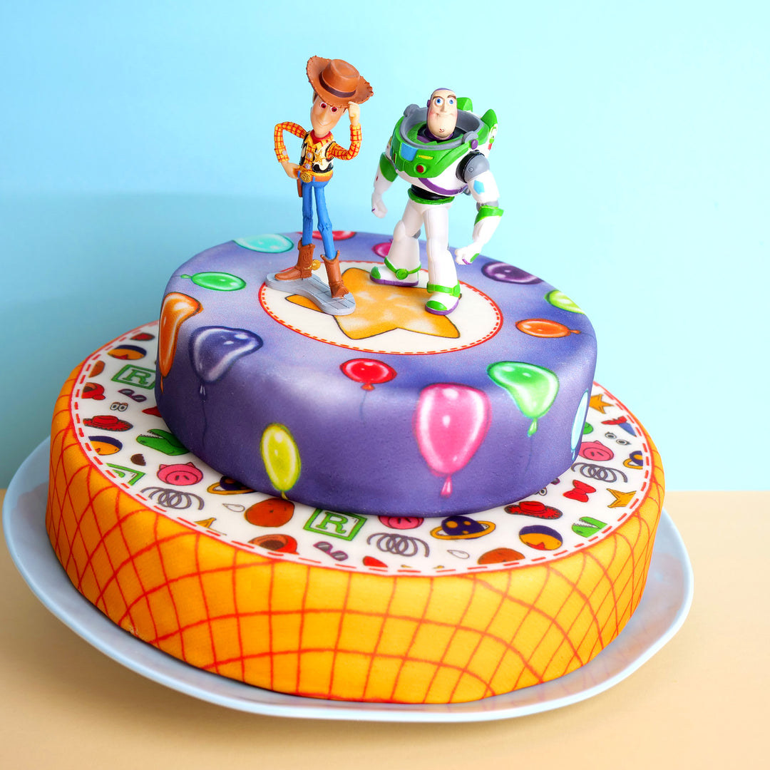 Cowboy Woody® & Buzz Lightyear® op een tweelaagse speelgoedtaart