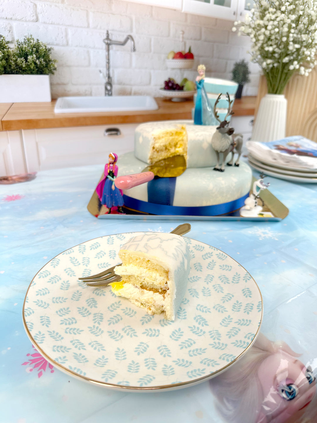 Ijskoningin Elsa®, zus Anna® & Olaf® op twee-verdiepingen sneeuwvlok taart