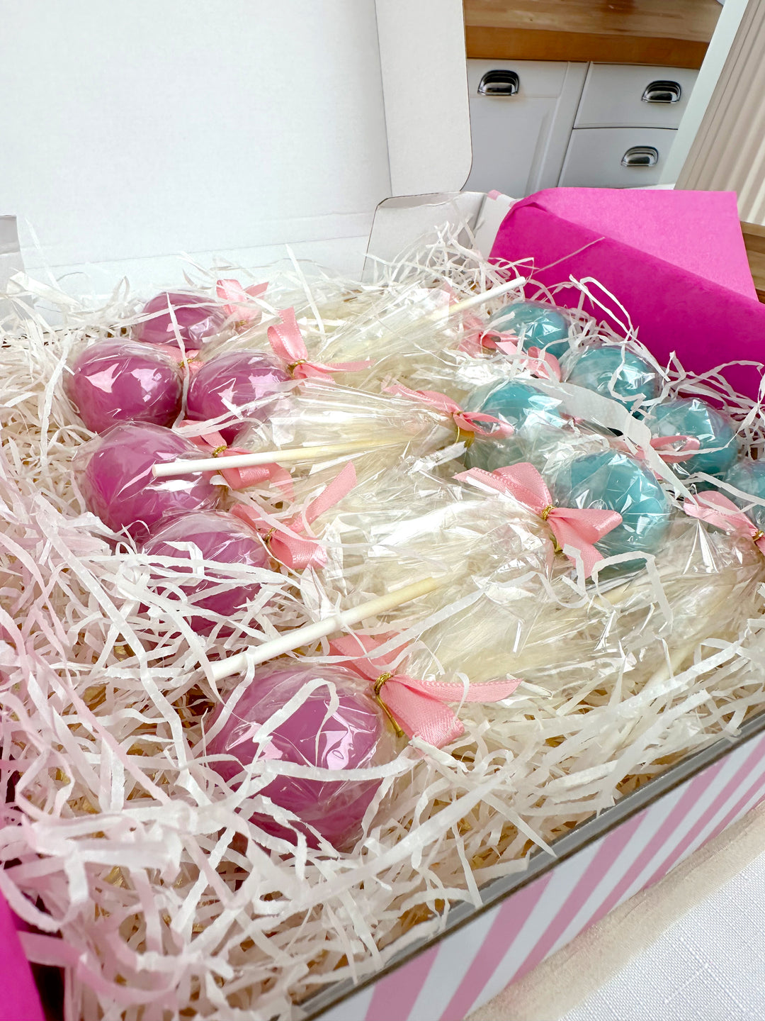 Cake pops met kleurrijke chocolade en logo (12 stuk)