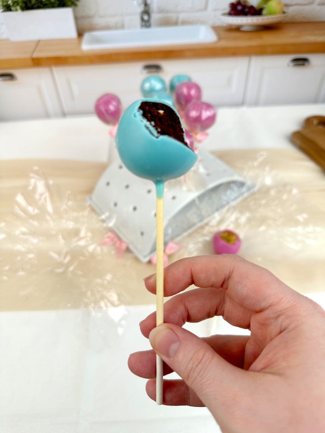Cake pops met kleurrijke chocolade en logo (12 stuk)