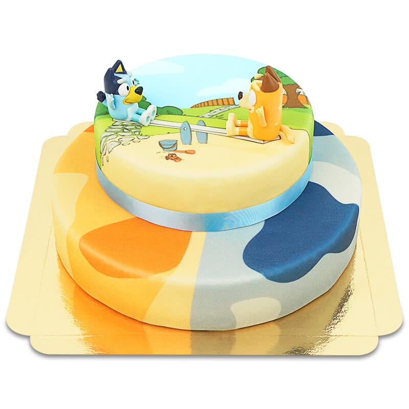 Taart met twee lagen en Bluey®-figuurtje