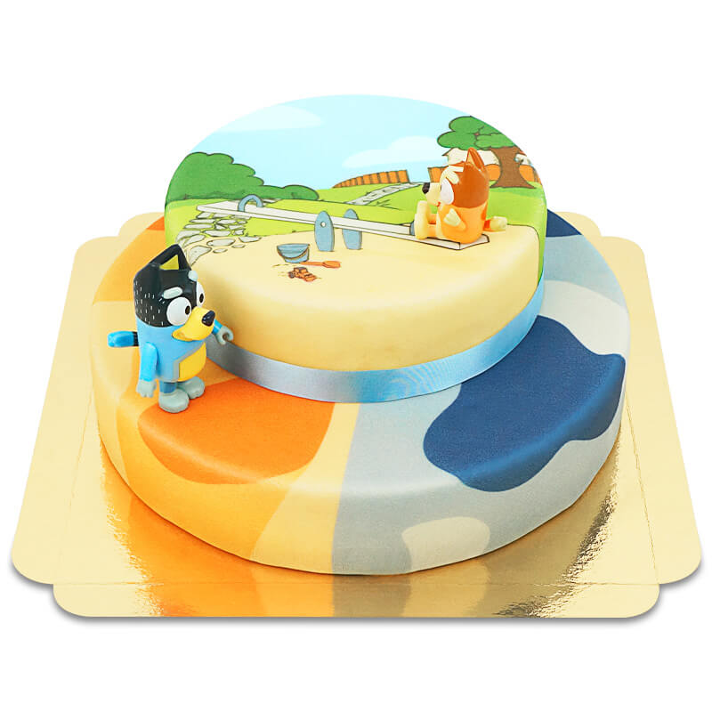 Taart met twee lagen en Bluey®-figuurtje