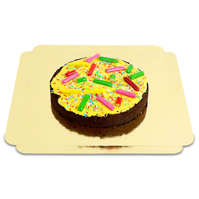 Brownietaart met knettersnoepjes decoratie