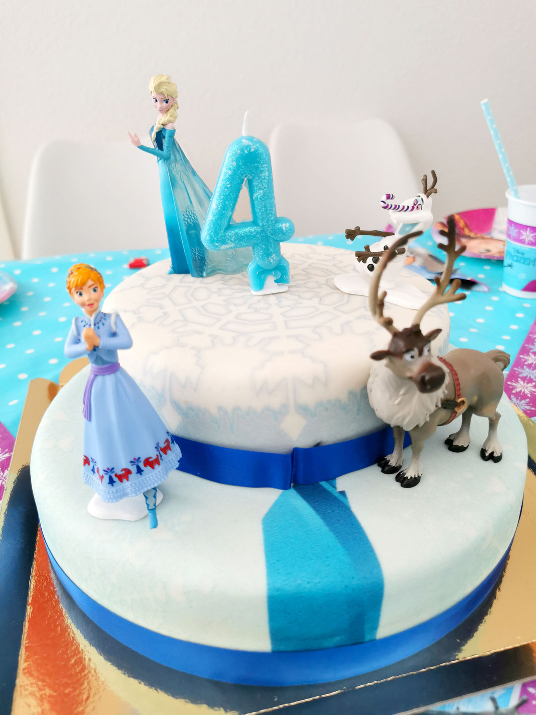 Ijskoningin Elsa®, zus Anna® & Olaf® op twee-verdiepingen sneeuwvlok taart