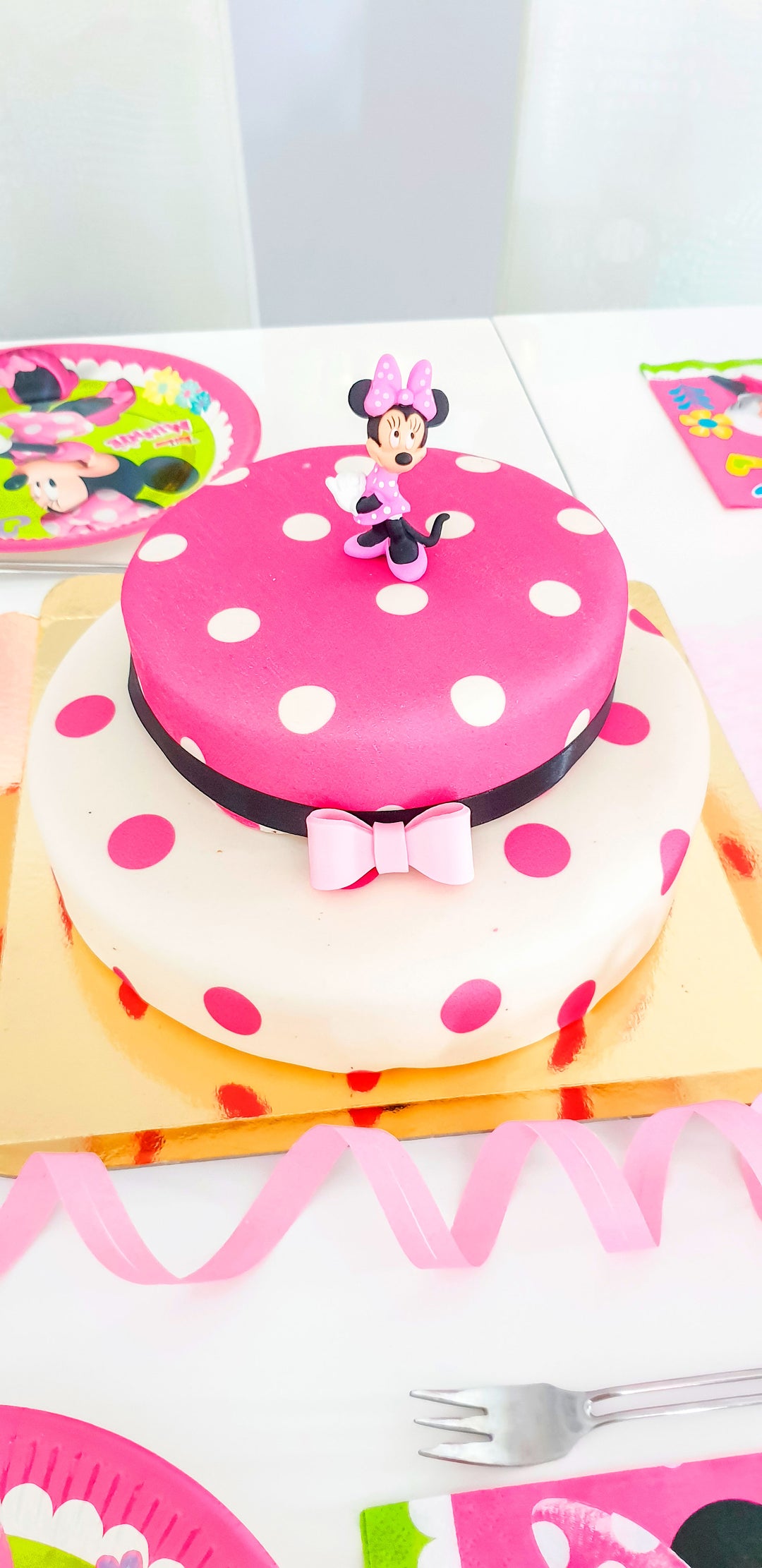  Minnie® Mouse® op gestipte 2-verdiepingentaart