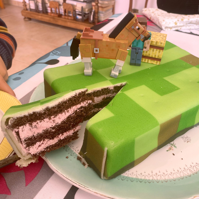 Minecraft®-figuur op speelwereldaart