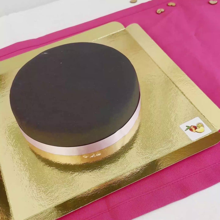 Zwarte taart met taartenlint