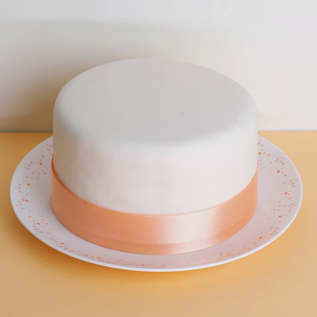 Witte luxe taart met taartenlint